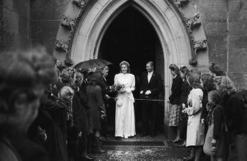 Hochzeit Steinhoff - das Brautpaar beim Verlassen der St. Martinus-Kirche, Nottuln, Ende 1940er Jahre