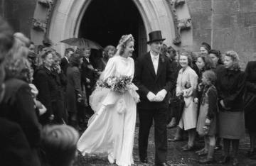 Hochzeit Steinhoff - das Brautpaar beim Verlassen der St. Martinus-Kirche, Nottuln, Ende 1940er Jahre