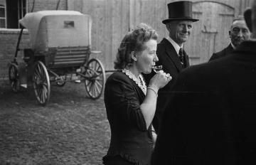 Hochzeit Allendorf (1) - Umtrunk auf dem Hof, Nottuln, Ende 1940er Jahre