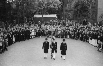 Nottuln, Juni 1948: Schützenfest der St. Antoni-Bruderschaft - der Fahnenschlag