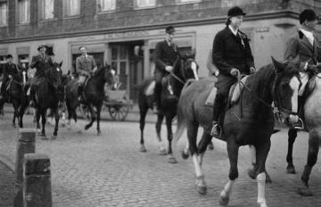 Reiterverein Nottuln auf dem Weg zum Martinus-Kirchplatz, undatiert, um 1948