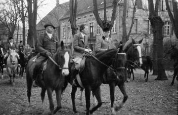 Reiterverein Nottuln auf dem Weg zum Martinus-Kirchplatz, undatiert, um 1948