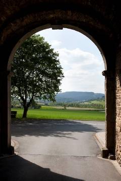 Kloster Grafschaft, Schmallenberg - Blick durch das Torhaus der Dreiflügelanlage (erbaut 1729-1743) Richtung Schmallenberg