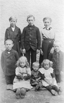 Familie Franz Dempewolff, Wormbach: Die acht Kinder im Jahre 1916 - Emma, Josef, Helene (hinten), Franz und Fritz (Mitte) Johanna und Martha mit Klein-Karl, geboren 12. Juli 1914