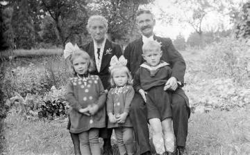 Verwandtschaft Franz Dempewolff: Silberhochzeit August und Emma Ehling, Netphen 1941 - das Paar mit seinen Enkelkindern