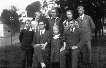 Familie Franz Dempewolff, Wormbach: Die Kinder 1926 - Johanna, Emma, Martha und Fritz (hinten), der jüngste Sohn Karl, der älteste Sohn Josef, Maria-Elisabeth und Franz (es fehlt Tochter Helene)
