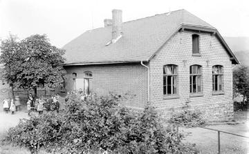 Kath. Schule Netphen-Herzhausen, 1919 - erster Dienstort des Junglehrers Franz Dempewolff aus Fredeburg. Antritt des Schuldienstes am 11. Mai 1896,  ab 1901 bis 1936 Schule Wormbach.