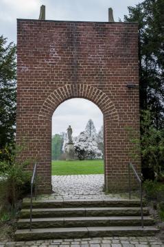 Wasserschloss Herten - Blick durch das Tor der Schlosskapelle Richtung Vorplatz