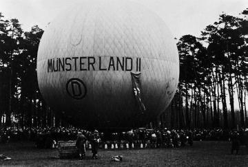 Ballon-Sturm des Nationalsozialistischen Fliegerkorps bei der Vorbereitung des Freiballons "Münsterland II" auf einem Startgelände in Münster, wahrscheinlich bei Gasthaus Vennemann auf der Geist, um 1937? (Original ohne Titel, undatiert)
