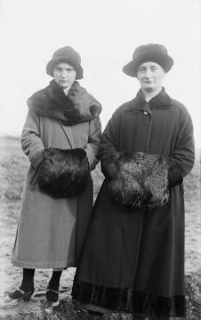 Familie Franz Dempewolff, Wormbach: Tochter Helene mit "Fräulein Rieke", Lehrerin in der Dorfschule Wormbach, März 1926