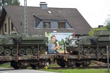 Die britische Armee in Paderborn: Panzerbeladener Güterzug auf der Fahrt vom Verladebahnhof Sennelager zu einem Manöver nach Süddeutschland