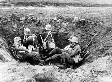 Kriegsschauplatz Somme (Frankreich) 1916: Deutsche Soldaten in einem Sprengtrichter