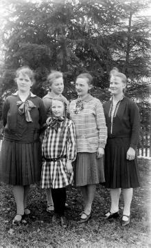 Familie Franz Dempewolff, Wormbach 1930: Die fünf Töchter "am 4. Fastensonntag" - Emma, Martha, Helene, Johanna (v.l.n.r.), vorn die jüngste Tochter Maria-Elisabeth