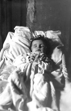 Kind der Familie Willibald Rickert auf dem Totenbett, Harbecke, 1919