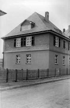 Fredeburg, Lehrerwohnhaus Jacobsmeier, errichtet 1927 an der St. Georg-Straße - undatiert, um 1927?