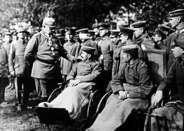 Geburtstag Paul von Hindenburgs am 2. Oktober 1917 während des Ersten Weltkriegs: Hindenburg begrüßt Soldaten und Kriegsversehrte an seinem Hauptquartier in Bad Kreuznach