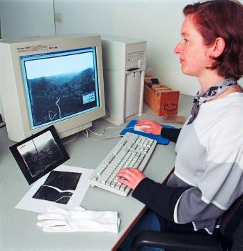 LWL-Medienzentrum für Westfalen, Bildarchiv: Archivmitarbeiterin Elke Fleege bei der Restaurierung einer Glasplatte mittels Bildbearbeitungssoftware