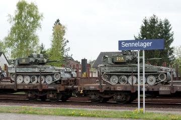 Die britische Armee in Paderborn: Panzerbeladener Güterzug bei der Ausfahrt aus dem Verladebahnhof Sennelager zu einem Manöver nach Süddeutschland -