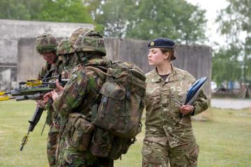 Militärübung der britischen Armee: Ausbilderin bei der Instruktion einer Truppeneinheit - Princess Royal-Kaserne, Gütersloh