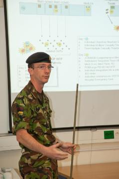Sanitätsübung der britischen Armee: Captain Connolly vom 1st Medical Regiment (York-Kaserne, Münster) bei der Einführung in die Operationsplanung eines Sanitätseinsatzes im Afghanistan-Krieg