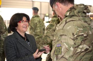 Ehrungskultur in der britischen Armee - Princess Royal-Kaserne, Gütersloh: Bürgermeisterin Maria Unger bei der Ordensverleihung an verdiente Soldaten nach einem Kriegseinsatz in Afghanistan