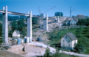 Rohbau der Stockwerkbrücke Dumicketal über den 1965 gestauten Biggesee mit Blick auf die später geflutete Ortschaft Imminghausen