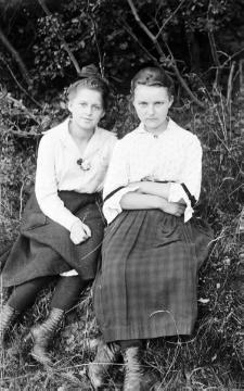 Familie Franz Dempewolff, Wormbach: Tochter Helene (rechts) mit Freundin Irene Fischer aus Lüdenscheid, um 1926?