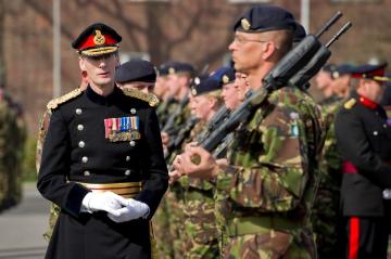 Abzug der Britischen Streitkräfte aus Münster, März 2012: Major General Mark Poffley OBE verabschiedet das 8 Regiment Royal Logistic Corps anlässlich der Schließung der 1964 bezogenen York-Kaserne 