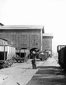 Zeche Hedwigs Wunsch, Werksbahnhof: Beladene Eisenbahnwaggons auf dem Verschiebegelände der Kohleseparationshalle. Undatiert, um 1910?