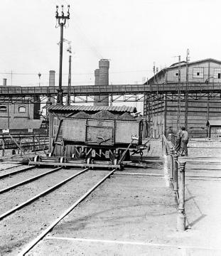 Zeche Hedwigs Wunsch, Werksbahnhof: Kohlewaggon auf der Schiebebühne zur Abfuhr an die Bahngleise. Undatiert, um 1910?