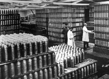 Rüstungsindustrie im Ersten Weltkrieg: Lagerraum einer Granatendreherei