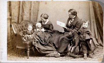 Friedrich Hundt, Familie: Tochter Sophia und Ehemann Dr. Bernhard Schellen mit ihren Kindern Tono (rechts), Änne und Fritz - Atelieraufnahme, undatiert, 1860er Jahre (Papierfotografie, Carte-de-visite)