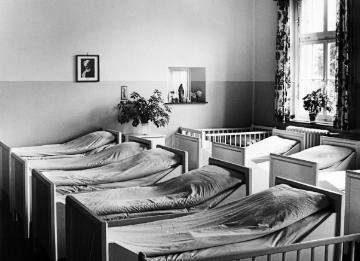 Schlafsaal im St. Johannes-Stift Marsberg, Westfälische Klinik für Kinder- und Jugendpsychiatrie, 1955.