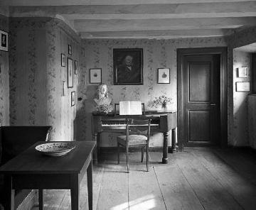 Haus Rüschhaus: Das Arbeitszimmer der Annette von Droste-Hülshoff mit Blick zum Klavier