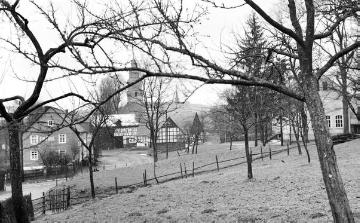 Wormbach 1938, Wohnsitz des Amateurfotografen Franz Dempewolff, dort Lehrer und Ortschronist 1901 bis 1936 - Ortskern mit St. Peter und Paul-Kirche, Gasthof Heller (links) und Dorfschule (Bildrand rechts)