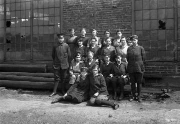 Frauenarbeit im 1. Weltkrieg: Bahnarbeiterinnen am Depot oder Bahnbetriebswerk in Recklinghausen