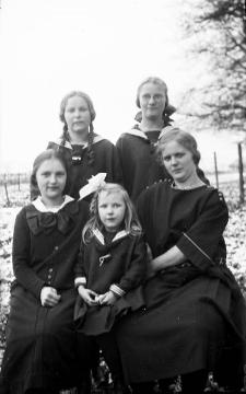 Familie Franz Dempewolff, Wormbach: Die fünf Töchter im November 1925 - Martha und Johanna (stehend), Helene, Maria-Elisabeth und Emma