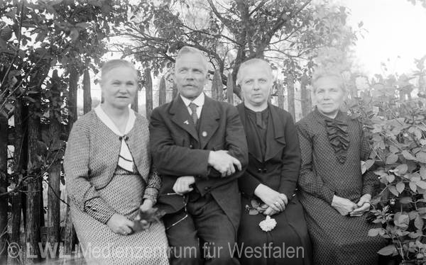 12_118 Slg. Franz Dempewolff: Dorfleben im Schmallenberger Sauerland 1912-1940er Jahre