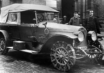 Der Erste Weltkrieg an der "Heimatfront": Kraftfahrzeug mit Ersatzbereifung 1918