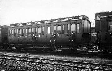 Frauenarbeit im 1. Weltkrieg: Bahnschaffnerinnen am Bahnhof Recklinghausen