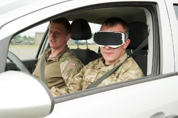 Militärübung der britischen Armee: Training im Steuern eines Fahrzeugs ohne Sicht - Princess Royal-Kaserne, Gütersloh