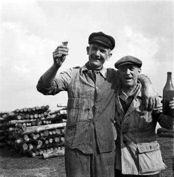 Kistenfabrik Paul Cluse, Brökerstegge, zwei Arbeiter bei einer Feier