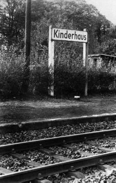 Bahnhof Kinderhaus an der Bahnstrecke nach Gronau, errichtet 1875, stillgelegt 1987, 1990 abmontiert - undatiert, 1987? (Bildsammlung Heimatmuseum Kinderhaus)