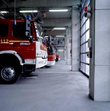 Feuerwehr-Hauptwache Gelsenkirchen: Blick in die Fahrzeughalle der Zentralen Feuer- und Rettungswache 2 in Buer, Seestraße 3
