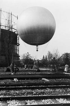 Start zu einer Freiballonfahrt, ohne Ortsangabe (evtl. am Münsteraner Gasometer von 1954?), undatiert, 1950er Jahre?