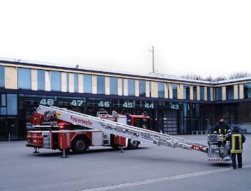 Feuerwehr-Hauptwache Gelsenkirchen: Drehleiter-Hubrettungswagen vor der Fahrzeughalle der Zentralen Feuer- und Rettungswache 2, errichtet 2005 in Buer, Seestraße 3