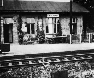 Bahnhof Kinderhaus an der Bahnstrecke nach Gronau, errichtet 1875, stillgelegt 1987, 1990 abmontiert - undatiert, um 1920?  (Bildsammlung Heimatmuseum Kinderhaus)