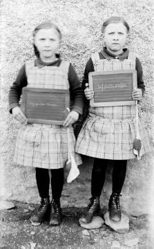"Die Zwillinge Schulte Lutter" (Martha und Josepha?), 1930