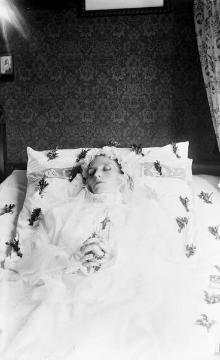 Bernhardine Fabri, ehemalige Schülerin des Wormbacher Lehrers Franz Dempewolffs, auf dem Totenbett, Harbecke, 1928