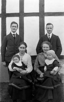 Elisabeth Funke (rechts), Lehrerin in Wormbach von 1915-1926, Heirat mit Johannes Geuecke 1925 - aufgenommen auf Hof Funke in Köttinghausen bei Bödefeld 1924